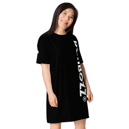Woman wearing black T-Shirt-Kleid N°0 with white lettering.