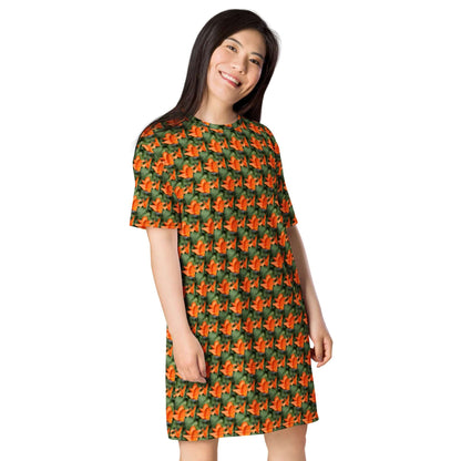 Model wearing colorful patterned T-Shirt-Kleid N°1 with a comfortable oversize fit, perfect for stylish streetwear or casual occasions.