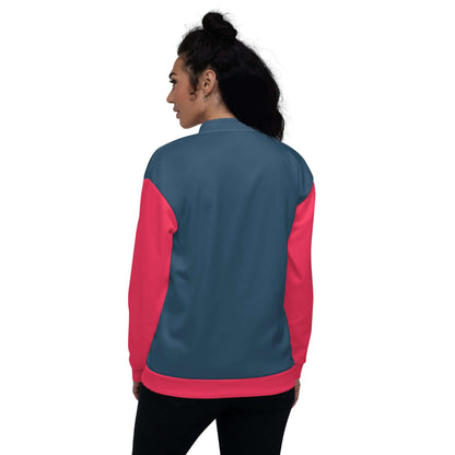 Rückansicht der Unisex Bomberjacke N°34 in dunklem Blau und Pink, getragen von einer Person. Perfekt kombinierbar mit verschiedenen Outfits.