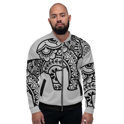 Model trägt Unisex Bomberjacke N°25 mit schwarzem abstraktem Muster, locker sitzend, perfekt zu T-Shirts oder Kapuzenpullovern.