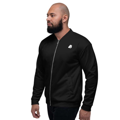 Mann trägt die Unisex Bomberjacke N°15 in Schwarz, ideal für vielseitige Outfits mit lockerer Unisex-Passform und Fleece-Innenseite.