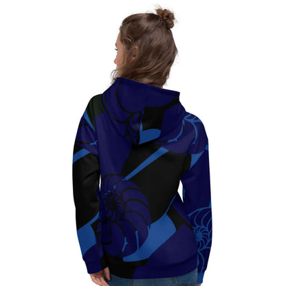 Frau trägt Unisex-Kapuzenpullover mit blauem, lebendigem Druck, weiches Material, Rückansicht, lockere Passform ideal für kühle Abende.