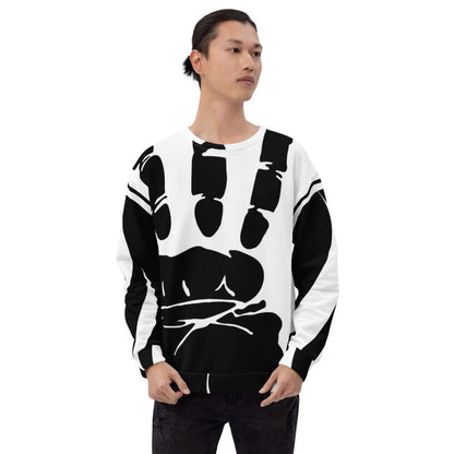 Model wearing Unisex-Pullover N°8 with bold black and white abstract design, showcasing hand-sewn detail and cotton-feel material.