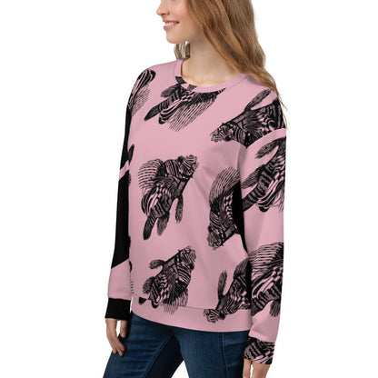 Model wearing Unisex-Pullover N°12 with unique printed design and soft fleece fabric in pink and black tones