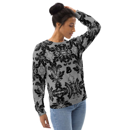 Unisex-Pullover N°28 with black intricate print design, worn by a model, showcasing its precision cut and hand-sewn features.