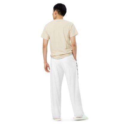 Person wearing Unisex-Hose mit weiten Beinen N°0 in white, showcasing the loose fit and elastic waistband with side pockets.