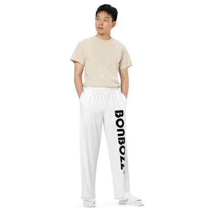 Model wearing Unisex-Hose mit weiten Beinen und Allover-Druck N°3 in white with black lettering, showcasing side pockets and elastic waistband.