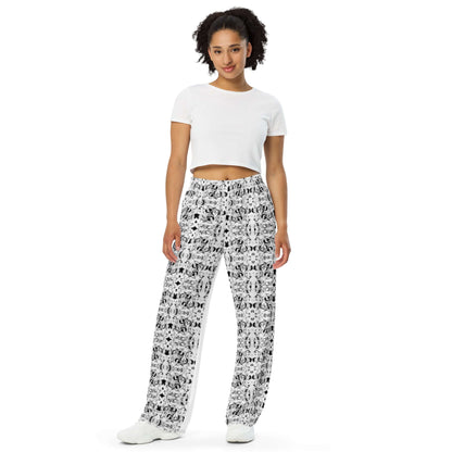 Model wearing Unisex-Hose mit weiten Beinen N°0 in black and white pattern, showcasing loose fit with elastic waist and side pockets