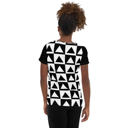 Woman wearing Allover-Sport-T-Shirt für Damen N°1 with geometric pattern, showcasing comfort and moisture-wicking fabric qualities.