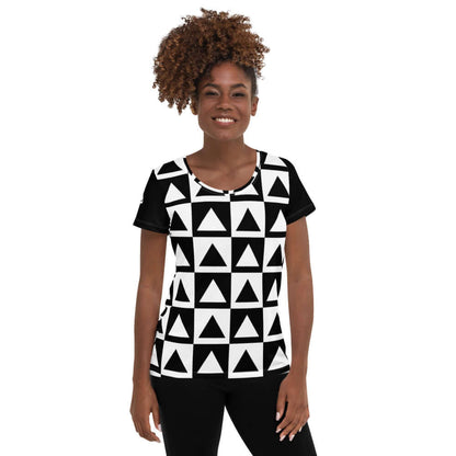Woman wearing Allover-Sport-T-Shirt für Damen N°1 with geometric triangle pattern, ideal for comfort and style during workouts.