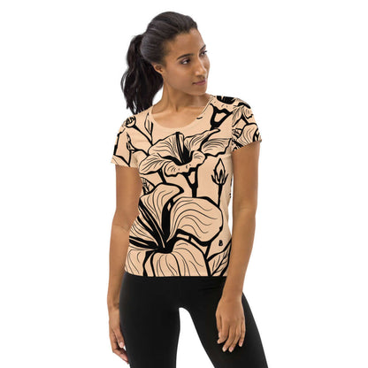 Sportliche Frau trägt Sport-T-Shirt für Damen N°0 mit Blumenmuster, ideal für Training mit Komfort und Stil.