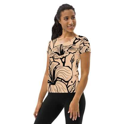 Frau trägt Sport-T-Shirt für Damen N°0 mit stilvollem Blumenmuster, ideal für bequemes Training dank Feuchtigkeitsregulierung.