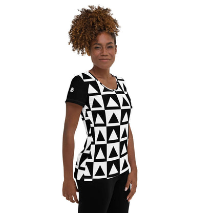 Allover-Sport-T-Shirt für Damen N°1 in triangle pattern, moisture-wicking, antimicrobial fabric, worn by a model.