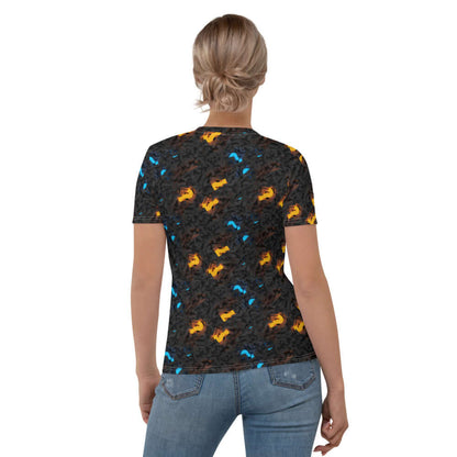 Back view of woman wearing Damen-T-Shirt N°1, featuring colorful print on black fabric. Comfortable cotton-polyester jersey, four-way stretch.
