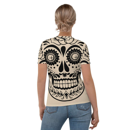 Back view of model wearing Damen-T-Shirt N°3 with skull design, showcasing smooth and comfortable fit.