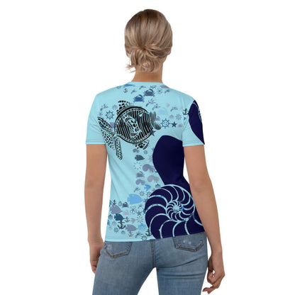 Back view of woman wearing Damen-T-Shirt N°8 with fish and seashell design, featuring cotton-polyester jersey, four-way stretch, blue color.