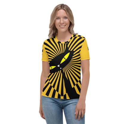 Damen-T-Shirt N°4 featuring a black and yellow abstract design, perfect blend of comfort and style, worn by a smiling woman