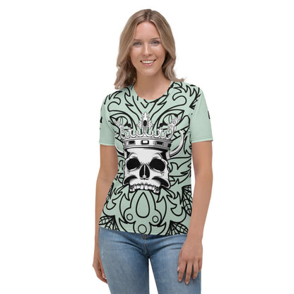 Woman wearing Damen-T-Shirt N°5 with skull and crown design on a mint background.