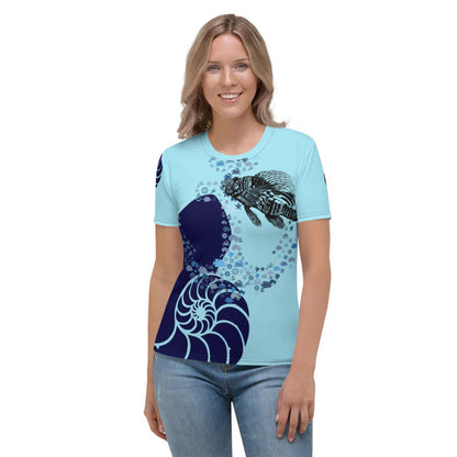 Woman wearing Damen-T-Shirt N°8 with blue fish and shell design, showcasing four-way stretch fabric.