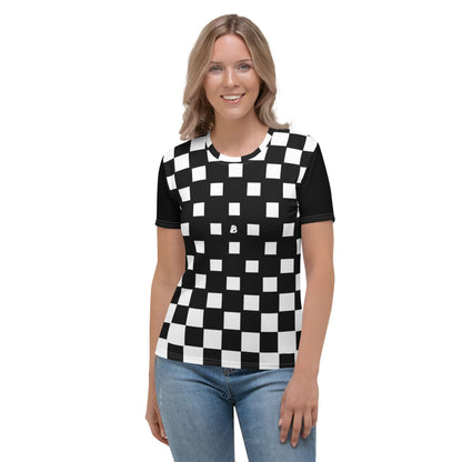 Woman wearing a Damen-T-Shirt N°10 with black and white checkered pattern, showcasing four-way stretch and comfortable fit.