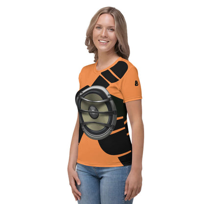 Damen-T-Shirt N°6 featuring a unique speaker graphic in orange and black, worn by a smiling woman, perfect for music and fashion lovers.