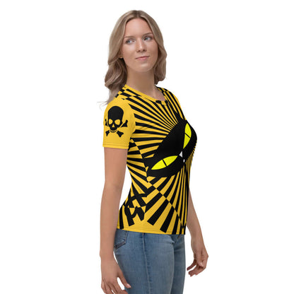 Damen-T-Shirt N°4 in vibrant print, showcasing the comfort of its polyester-jersey blend, modeled by a woman
