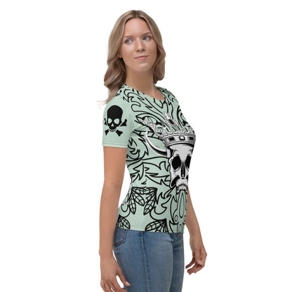 Woman wearing Damen-T-Shirt N°5 with skull design, featuring smooth, durable cotton-polyester jersey for comfort and style.