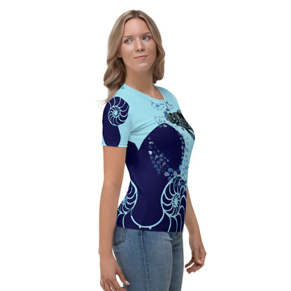 Woman wearing Damen-T-Shirt N°8 with smooth, comfortable fit in blue design, showcasing four-way stretch fabric.
