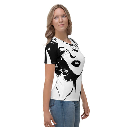 Damen-T-Shirt N°9 featuring a stylish black and white graphic design, worn by a woman. Smooth, comfortable fabric.