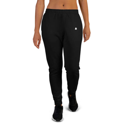 Woman wearing black Damen-Jogginghose N°1 with soft cotton feel and colorful print, featuring cuffed legs and brushed fleece interior.
