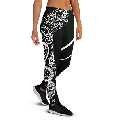 Damen-Jogginghose N°0 with colorful print, made of soft cotton blend, featuring cuffed legs and cozy brushed fleece interior.