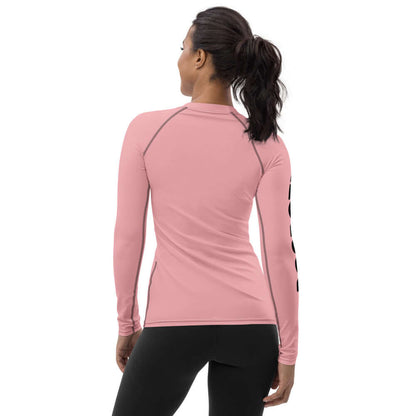 Back view of woman wearing Damen-Rash-Guard N°3 in pink, showcasing ergonomic design and long sleeves for sports protection.