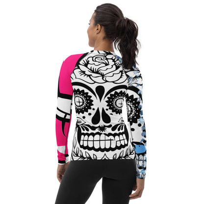Woman wearing Damen-Rash-Guard N°7 with colorful skull design, provides UV protection and comfort for active sports use.