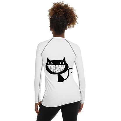 Woman wearing Damen-Rash-Guard N°8 with cat design, providing UV 50+ protection, ideal for sports, featuring ergonomic seams and stretch fabric.