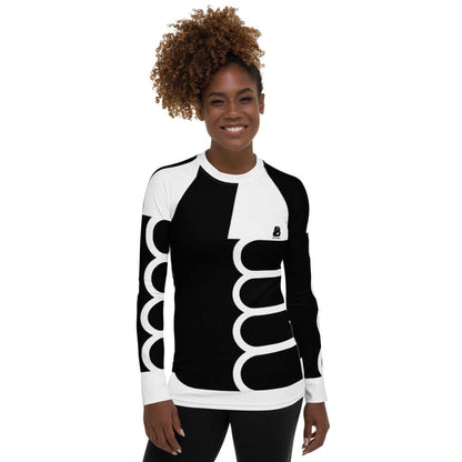 Woman wearing Damen-Rash-Guard N°0 in black and white, long sleeves, UV protection, ideal for sports.