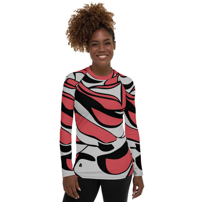 Stylish woman wearing Damen-Rash-Guard N°4 with abstract design, offering UV protection and comfort for active sports.