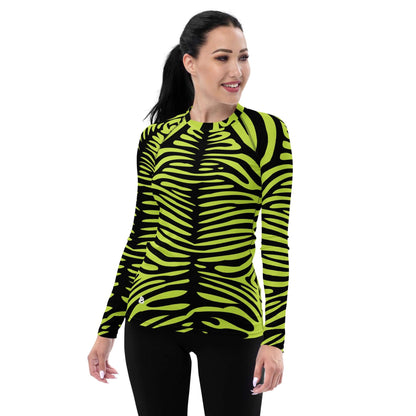 Woman wearing Damen-Rash-Guard N°10 with vibrant green and black pattern, long sleeves, and ergonomic seams for sport protection.