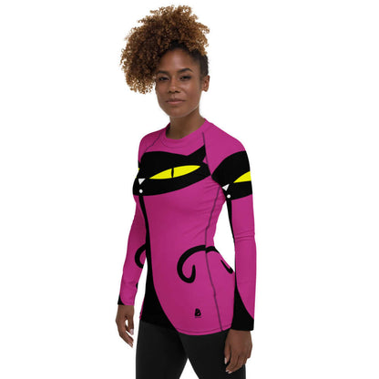 Woman wearing Damen-Rash-Guard N°1 with cat design, showcasing long sleeves and UV protection for active sports.