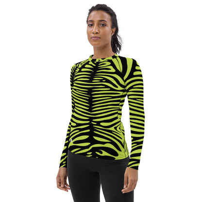 Frau trägt Damen-Rash-Guard N°10 mit UV-Schutzfaktor 50+, Langarm, ergonomische Nähte, sportliche Passform, grünes Zebra-Muster
