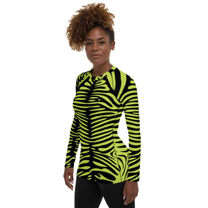 Stylish woman in yellow and black Damen-Rash-Guard N°10 with ergonomic design for sun protection and comfort during sports activities.