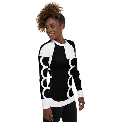 Woman wearing Damen-Rash-Guard N°0, black and white long-sleeve with ergonomic seams, for sun and weather protection.