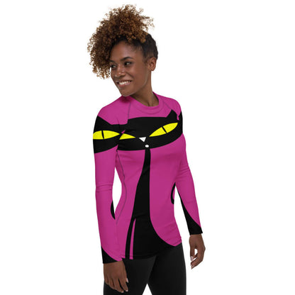 Woman wearing Damen-Rash-Guard N°1 with stylish cat design, long sleeves, UV protection, and ergonomic fit in pink and black.