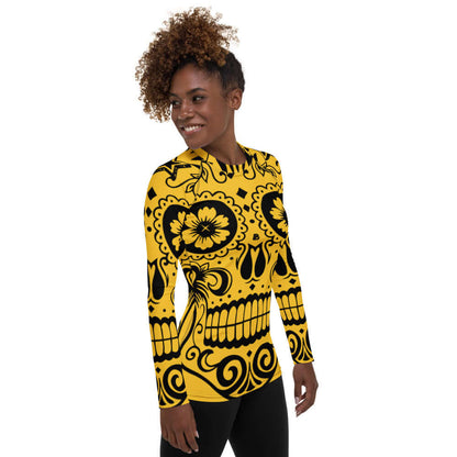 Woman wearing Damen-Rash-Guard N°5 with yellow skull design, long sleeves, and ergonomic seams for comfort.