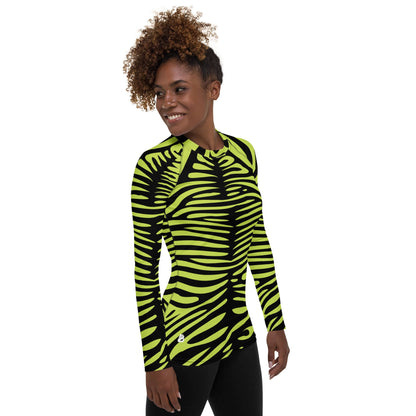 Damen-Rash-Guard N°10 in zebra pattern, long sleeve, UV 50+ protection, ergonomic fit, worn by model looking to the side.