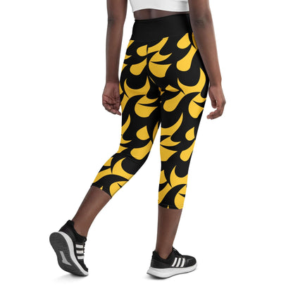 Person wearing Yoga-Capri-Leggings N°2 with a high waist, yellow and black pattern, ideal for yoga or gym.