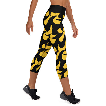 Yoga-Capri-Leggings N°2 in black and yellow pattern with high elastic waistband and four-way stretch fabric design.