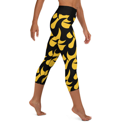 Yoga-Capri-Leggings N°2 featuring high waist and abstract yellow pattern on black, ideal for yoga and fitness routines.
