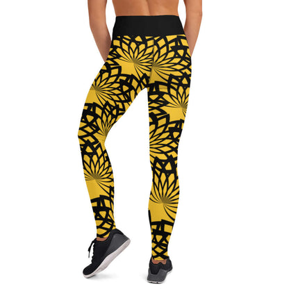 Person wearing Yoga-Leggings N°16 with floral pattern, made of 82% polyester, four-way stretch fabric, and high waistband.