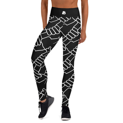 Woman wearing Yoga-Leggings N°7 with black and white pattern, featuring high waist and four-way stretch for comfort during practice.