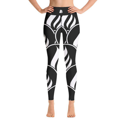 Person wearing Yoga-Leggings N°19 with black and white pattern, showing stretchy and comfortable fit.